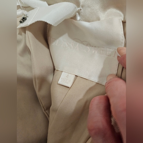 NWT 🔔 Melissa Sweet Sleeved V-Neck Sheath Wedding Dress - SIZE 4 - Picture 9 of 16